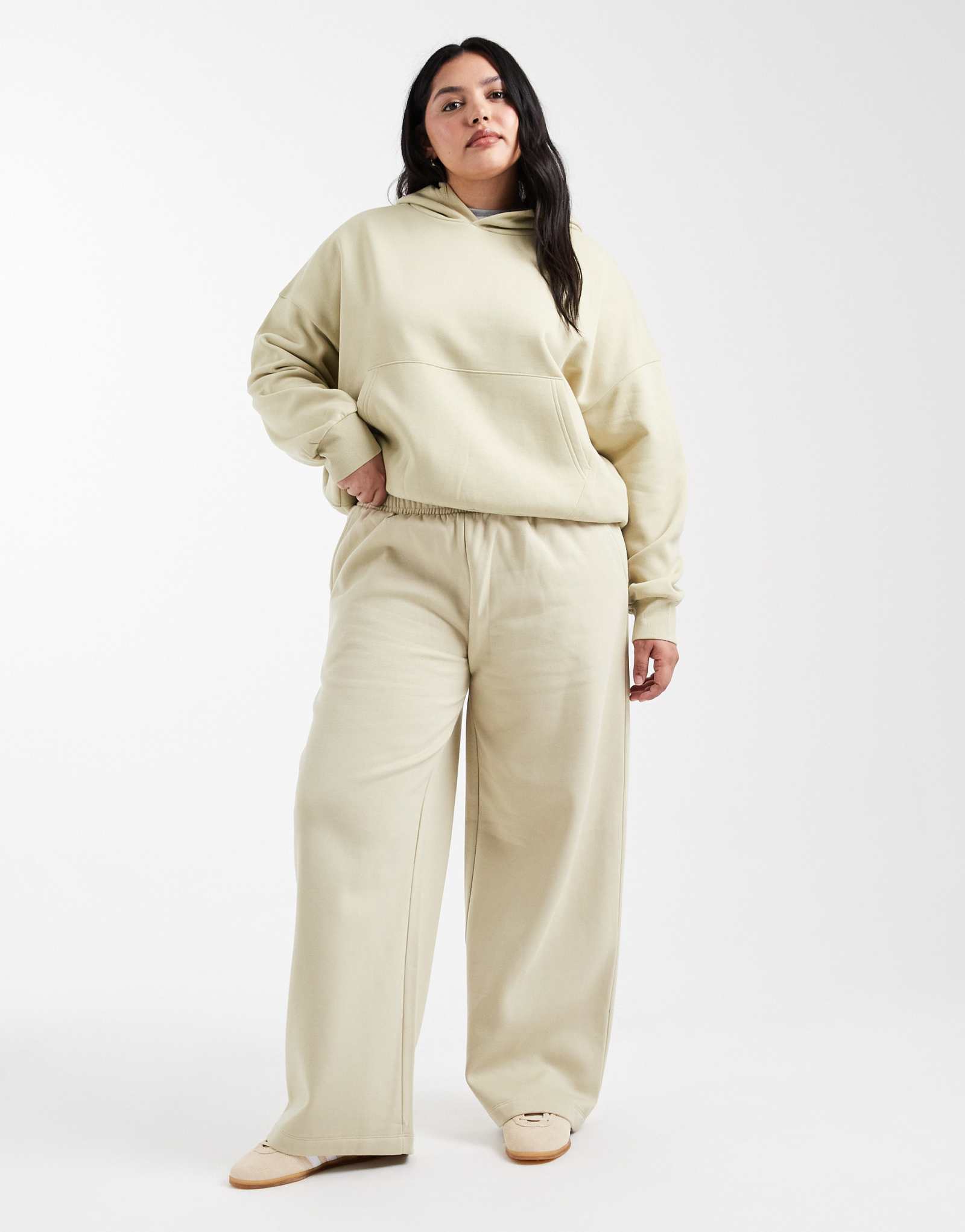 Спортивные брюки ASOS DESIGN Curve с широкими штанинами и кисточкой на спине оливково-зеленого цвета