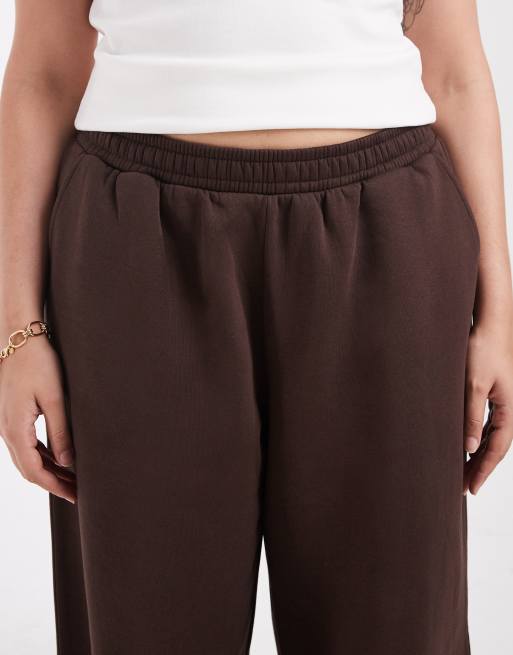 ASOS DESIGN Curve wide leg brushback trackies in brown, 4 of 5