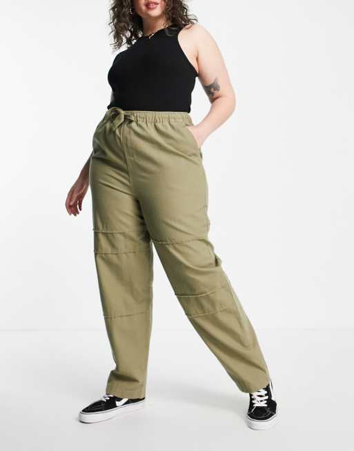 ASOS DESIGN Curve wide leg workwear cargo pants with seam detail in khaki, 2 of 4