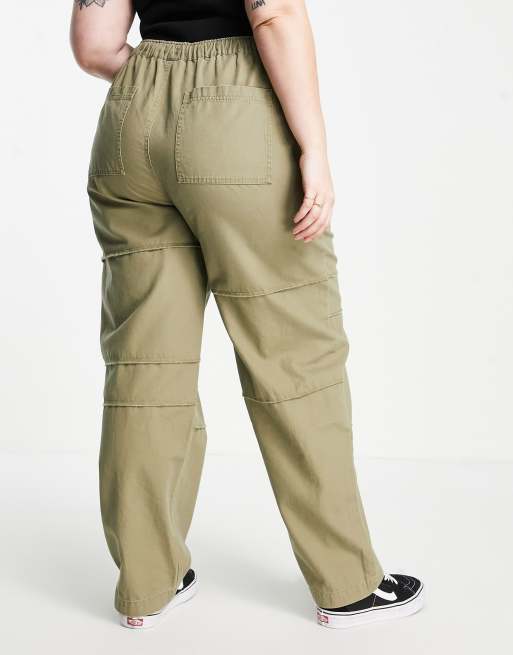ASOS DESIGN Curve wide leg workwear cargo pants with seam detail in khaki, 3 of 4