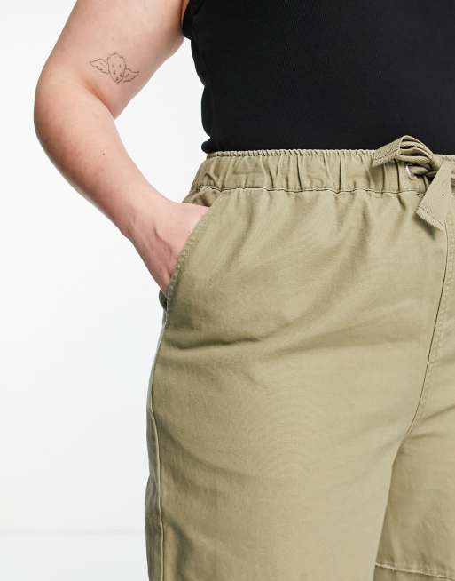 ASOS DESIGN Curve wide leg workwear cargo pants with seam detail in khaki, 4 of 4