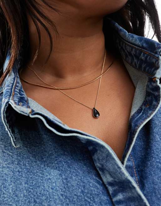ASOS DESIGN Curve – Wielorzędowy naszyjnik w odcieniu złota z zawieszką z czarnej emalii