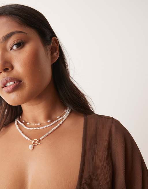 ASOS DESIGN Curve – Wielorzędowy naszyjnik ze sztucznymi perłami i zapięciem z pręcikiem w kolorze złotym