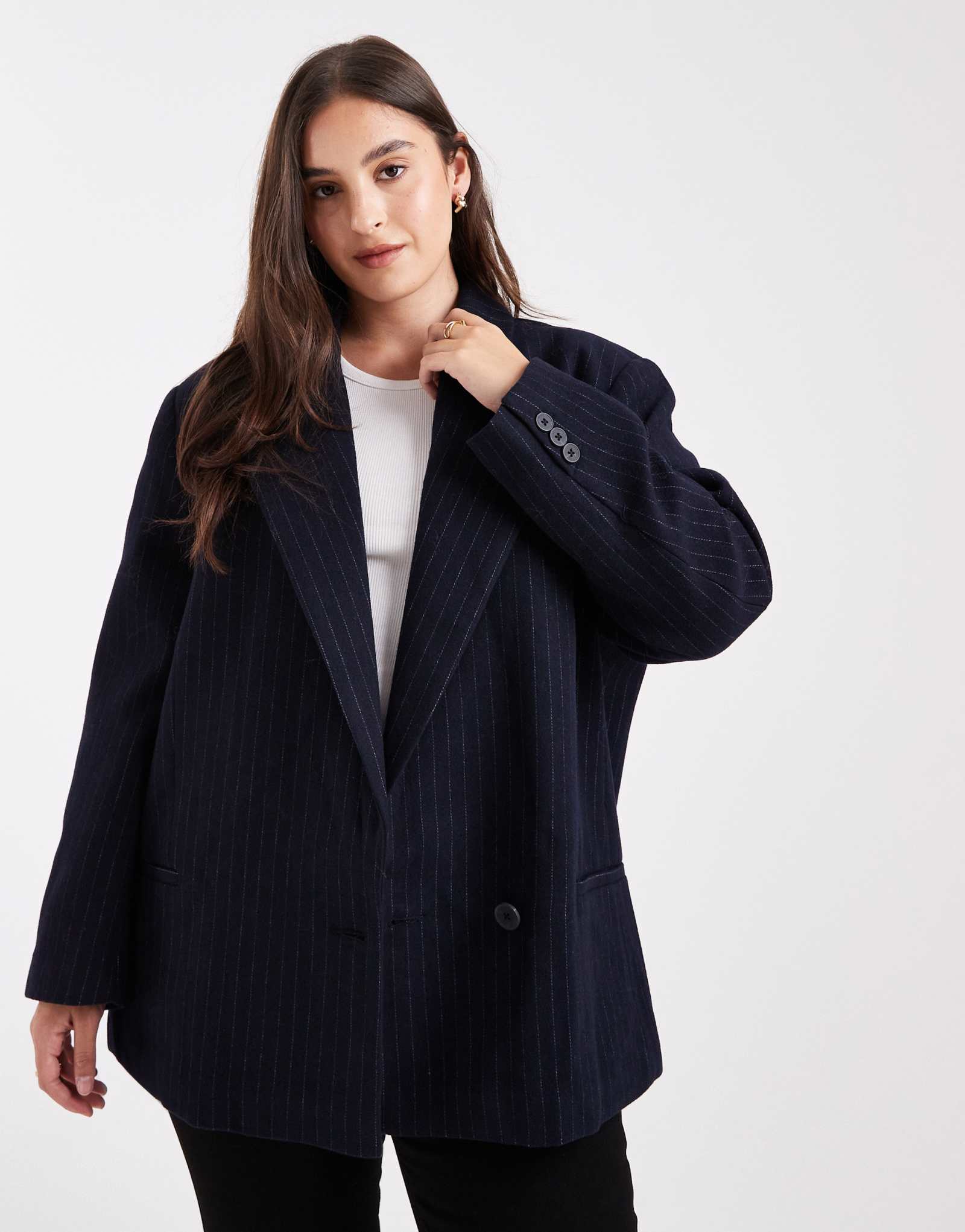 Строгий блейзер в тонкую полоску из смеси шерсти ASOS DESIGN Curve темно-синего цвета