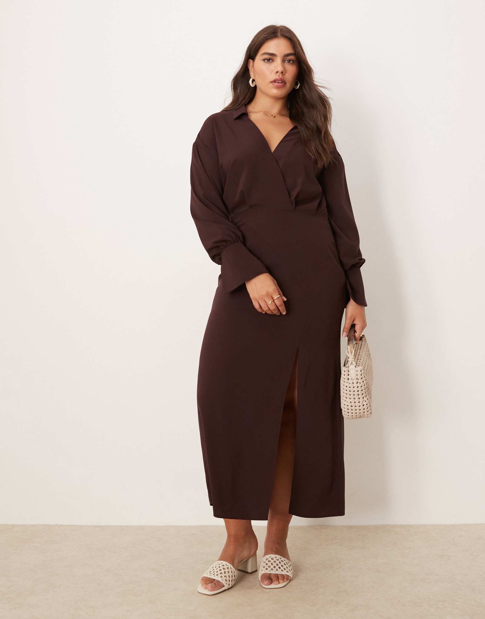 Миди-платье-рубашка ASOS DESIGN Curve с запахом и отделкой по швам шоколадного цвета