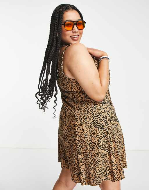 ASOS DESIGN Curve - Zachte mini zonnejurk met bustenaden en luipaardprint, 2 van 4