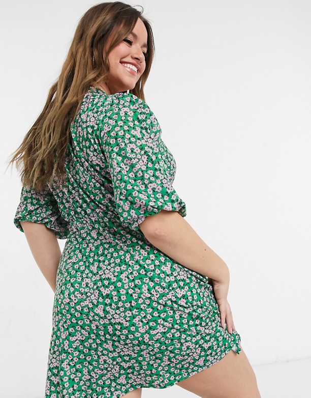 ASOS DESIGN Curve – Zielona sukienka mini ze skręconym przodem i wzorem w kwiaty Zielona z kwiatowym nadrukiem Wysyłka 
