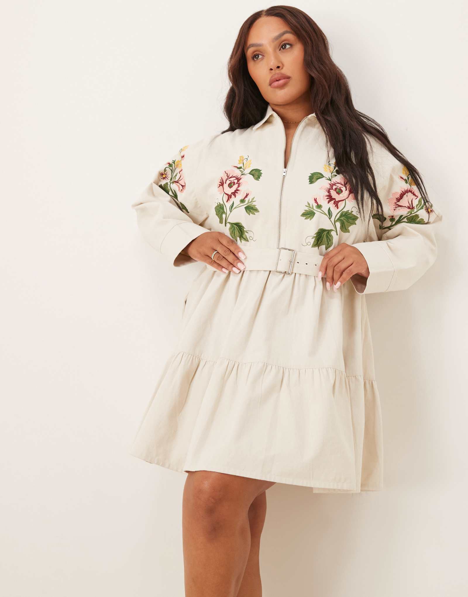 Мини-платье-рубашка ASOS DESIGN Curve из саржи на молнии с вышивкой кремового цвета