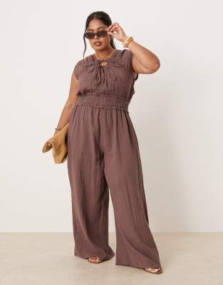 ASOS DESIGN Curve - Zweilagiger Jumpsuit in Schokobraun mit geraffter Brustpartie