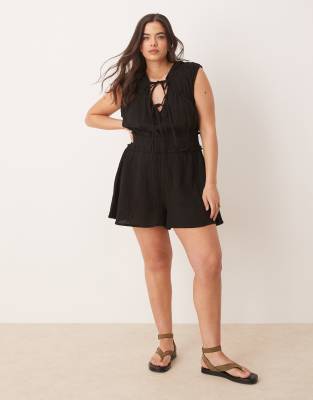 ASOS DESIGN Curve - Zweilagiger Playsuit in Schwarz mit geraffter Brustpartie