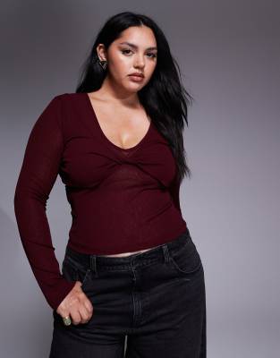 ASOS DESIGN Curve - Zweilagiges, langärmliges Oberteil in dunklem Beerenrot mit verdrehter Brustpartie