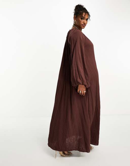 ASOS DESIGN Curve – Zweilagiges Maxikleid in Schokobraun mit Trapez-Schnitt, 3 von 4