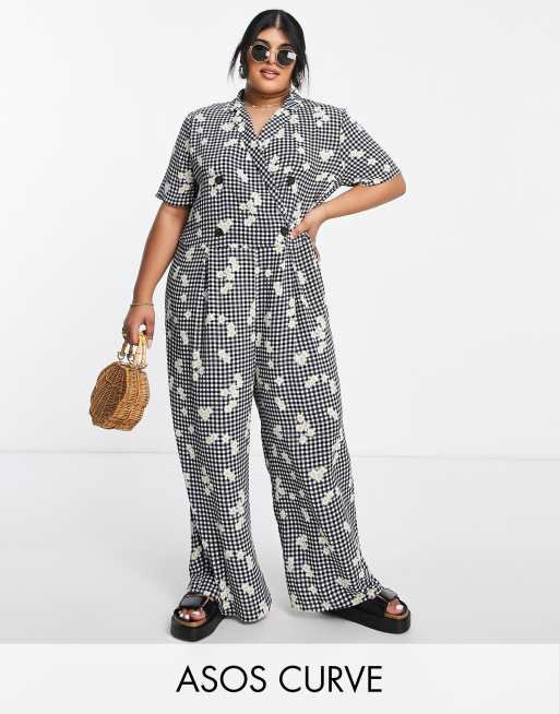 ASOS DESIGN Curve – Zweireihiger, gesmokter Jumpsuit aus Blasenkrepp mit geblümtem Vichy-Karomuster