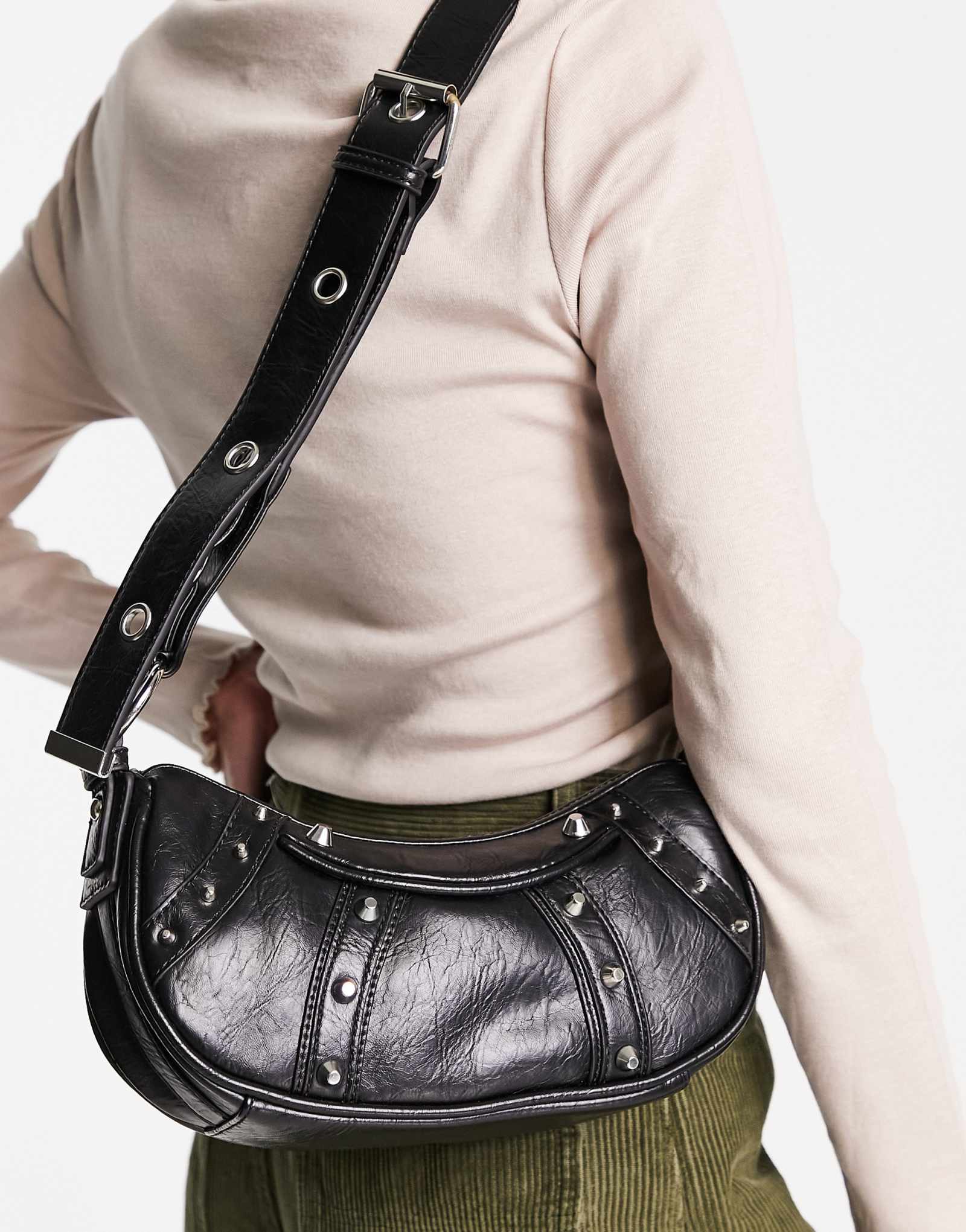 ДИЗАЙНЕРСКАЯ изогнутая сумка через плечо ASOS с заклепками черного цвета