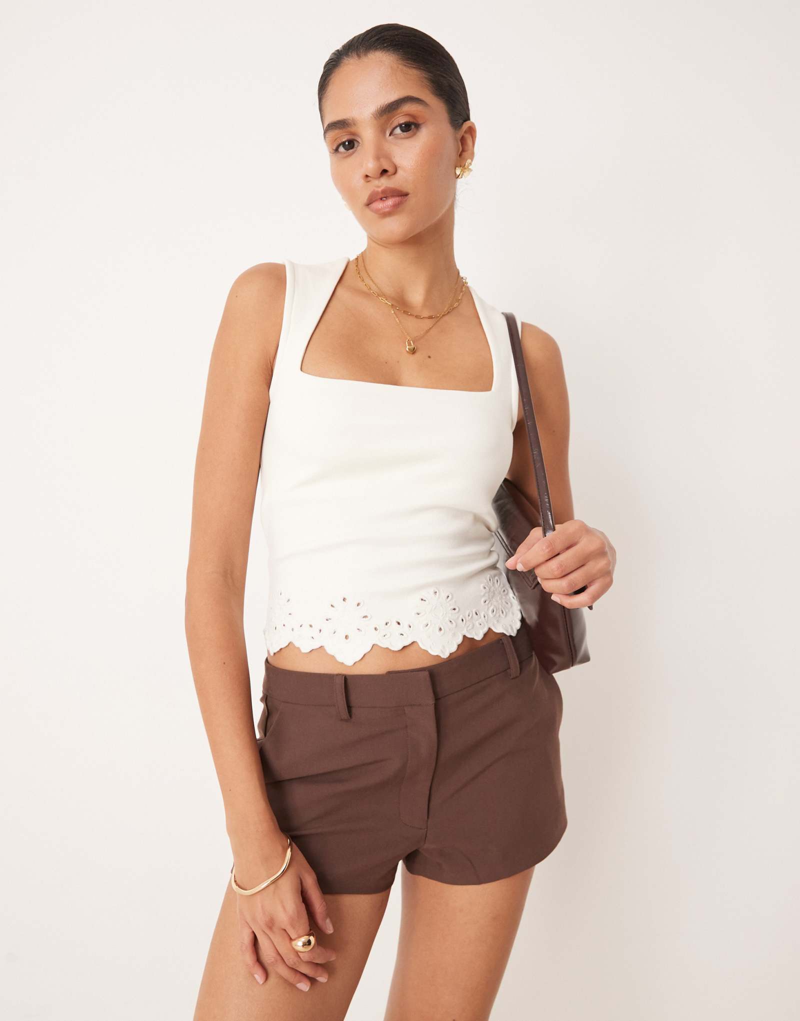 Топ на бретелях с квадратным вырезом и вышивкой по подолу от ASOS DESIGN белого цвета