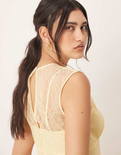 ASOS DESIGN – Cytrynowa sukienka midaxi z koronkową górą i plisowaną spódnicą, 3 z 4