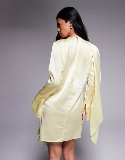 ASOS DESIGN – Cytrynowożółta satynowa sukienka mini z głębokim dekoltem, długimi rękawami, kopertową spódnicą i drapowaniem, 2 z 4