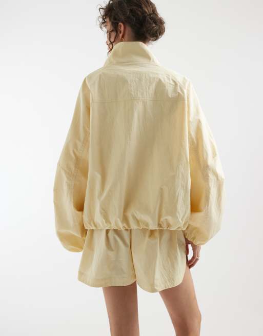 ASOS DESIGN – Cytrynowożółte szorty oversize o papierowej fakturze, 4 z 4