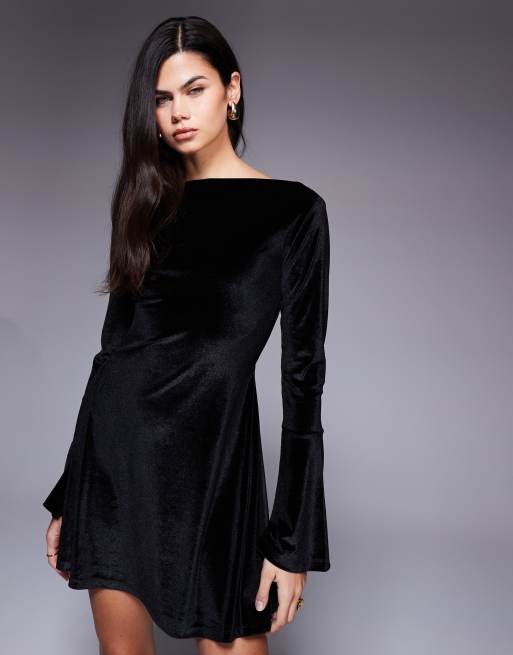 ASOS DESIGN – Czarna aksamitna sukienka mini z rozkloszowanymi rękawami, prostym dekoltem i odkrytymi plecami