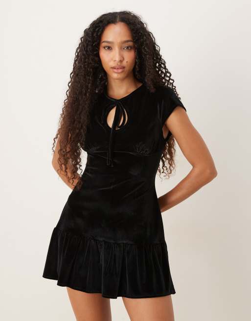 ASOS DESIGN – Czarna aksamitna sukienka mini z wycięciem w łezkę i obniżoną talią