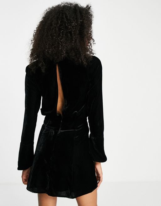 ASOS DESIGN – Czarna aksamitna sukienka mini ze skosu z drapowaniem i  guzikiem | ASOS
