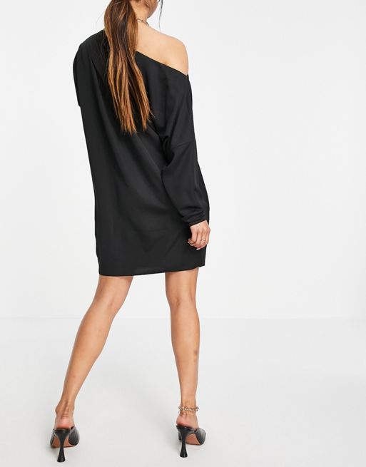 ASOS DESIGN – Czarna bardzo luźna sukienka mini o prostym kroju z odkrytymi  ramionami | ASOS