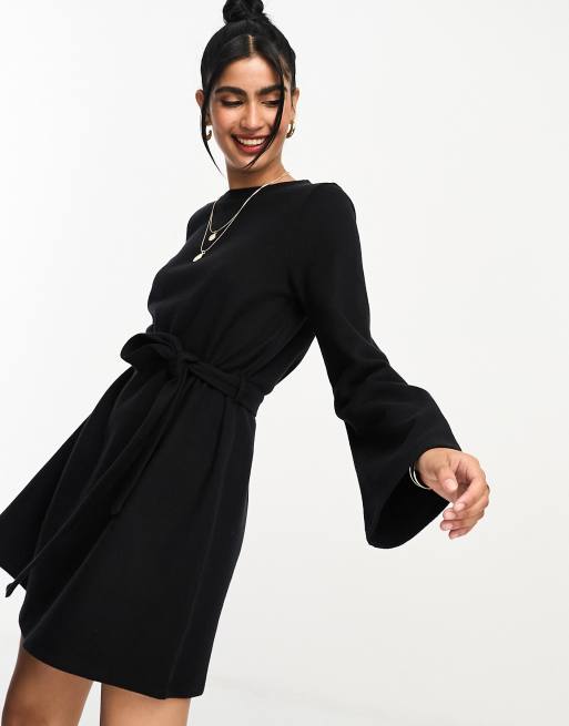 ASOS DESIGN – Czarna bardzo miękka sukienka mini nad kolano z rozkloszowanymi rękawami i paskiem