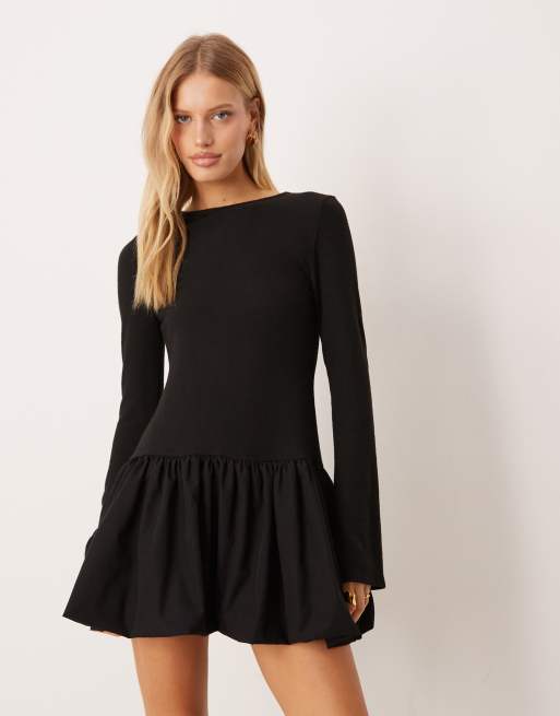 ASOS DESIGN – Czarna bardzo miękka sukienka mini z długimi rękawami i dołem o fasonie bombki