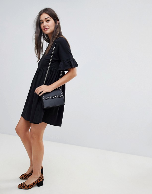  Kup Zakupy ASOS DESIGN – Czarna bawełniana luźna sukienka z falbankami na rękawach Czarny