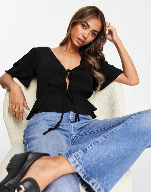 ASOS DESIGN – Czarna bluzka z rozszerzanymi rękawami, podwójnym wiązaniem z przodu i baskinką