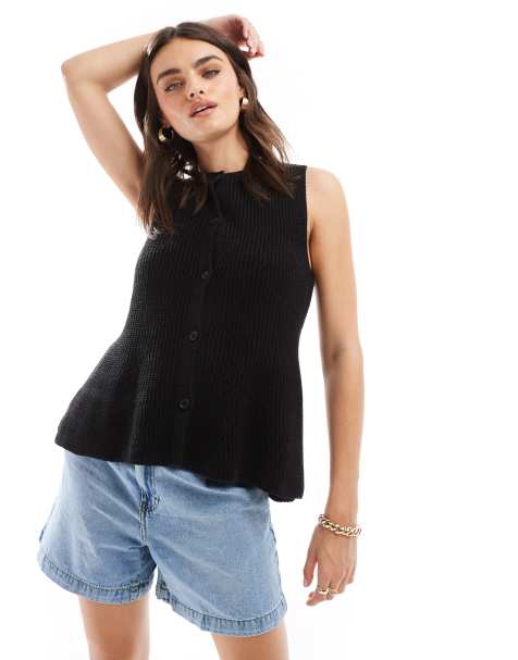 ASOS DESIGN – Czarna dzianinowa kamizelka z okrągłym dekoltem i baskinką - view 1