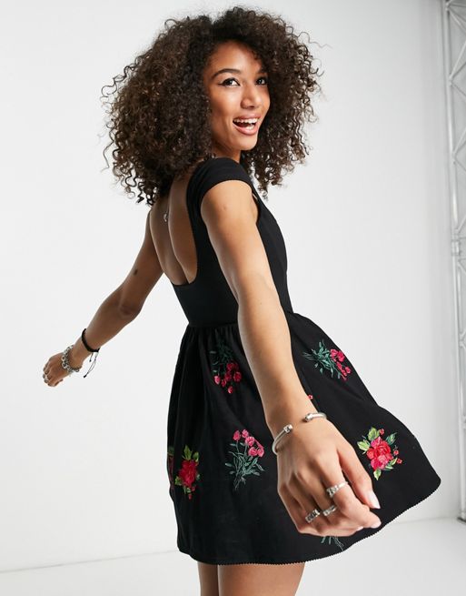 ASOS DESIGN – Czarna gorsetowa sukienka mini typu skater z haftem | ASOS