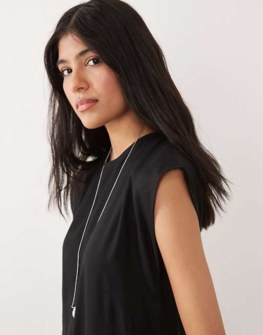 ASOS DESIGN – Czarna, hybrydowa sukienka midi z prześwitującym dołem, 3 z 4