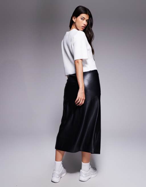 ASOS DESIGN – Czarna kopertowa spódnica midi z imitacji skóry, 2 z 5