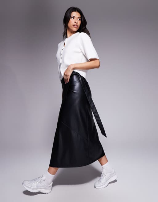 ASOS DESIGN – Czarna kopertowa spódnica midi z imitacji skóry, 4 z 5