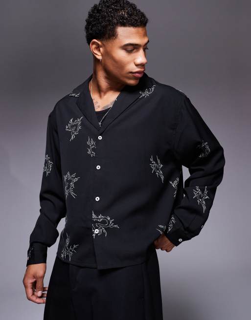 ASOS DESIGN – Czarna koszula oversize o pudełkowym kroju z głębokim kołnierzykiem kubańskim we wzór w serca