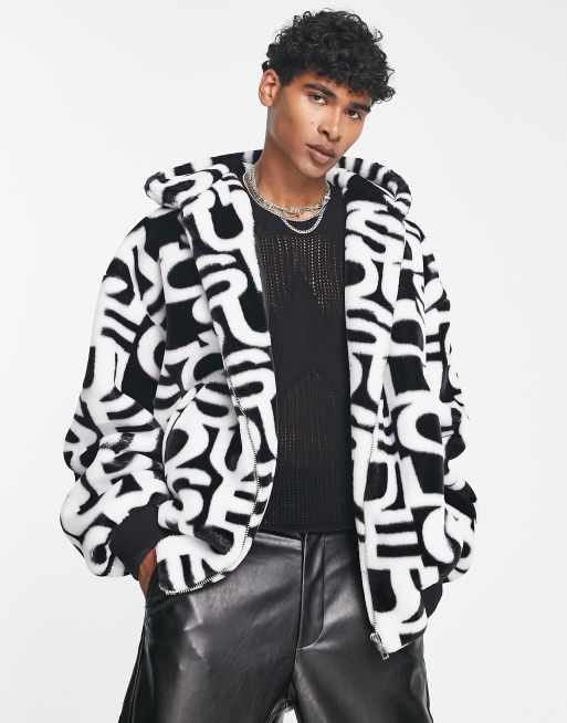 ASOS DESIGN – Czarna kurtka bomberka z kapturem ze sztucznego futra we wzór w białe litery