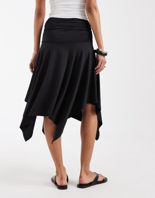 ASOS DESIGN – Czarna lejąca spódnica z asymetrycznym chuścianym dołem, 4 z 5