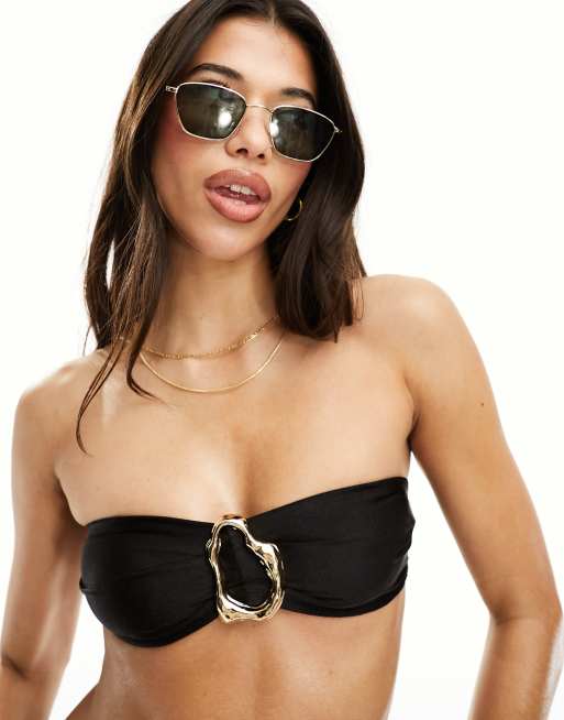 ASOS DESIGN – Czarna lśniąca góra od bikini z dekoltem bandeau i metalową wstawką w kolorze złota 