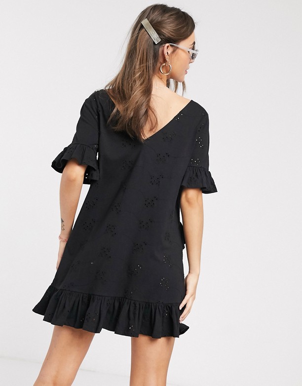  Wielo ASOS DESIGN - Czarna luźna sukienka mini z dekoltem w kształcie litery V, falbankami i haftem angielskim Czarny
