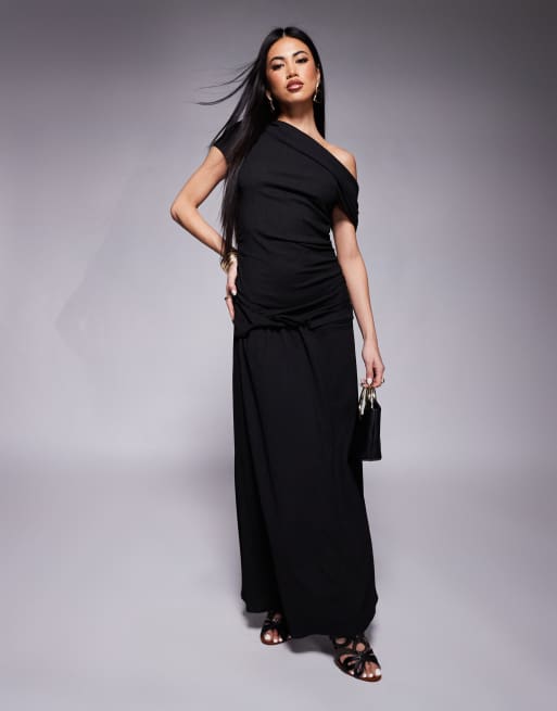 ASOS DESIGN – Czarna, marszczona sukienka midi z asymetryczną talią i odsłoniętym ramieniem
