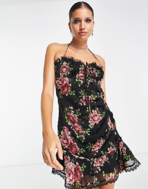 ASOS DESIGN – Czarna marszczona sukienka mini na ramiączkach z falbanką w kwiatowy wzór