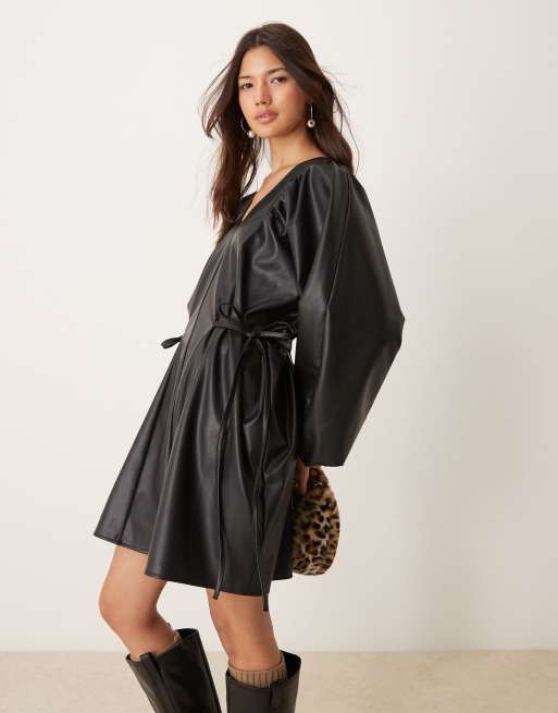 ASOS DESIGN – Czarna obszerna sukienka z imitacji skóry z wiązaniem z boku