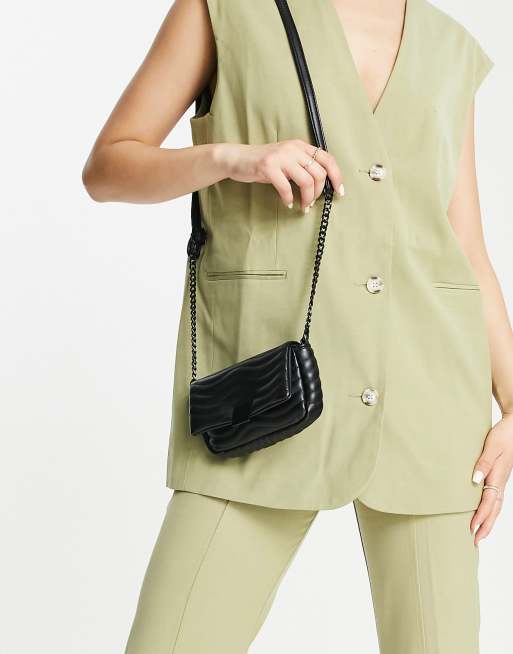 ASOS DESIGN – Czarna pikowana torebka crossbody z niewielkim zapięciem i regulowanym paskiem