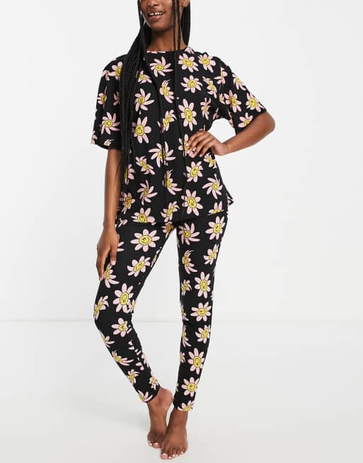 ASOS DESIGN – Czarna piżama w stokrotki: koszulka oversize i legginsy, 4 z 4