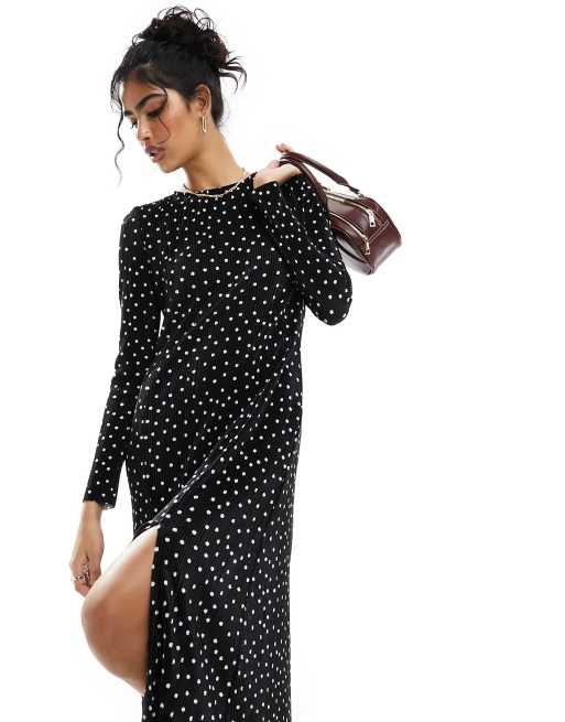 ASOS DESIGN – Czarna plisowana sukienka maxi w białe groszki z długim rękawem i głębokim rozcięciem