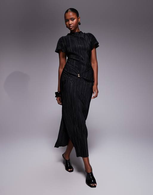 ASOS DESIGN – Czarna plisowana sukienka midi ze skręconą wstawką i metalową ozdobą