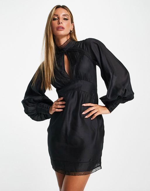 FhyzicsShops DESIGN – Czarna popelinowa sukienka mini z golfem, bufkami i łezką