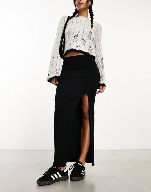 ASOS DESIGN – Czarna prążkowana spódnica midi z rozcięciem zapinanym na guziki