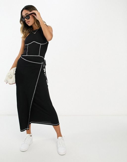 ASOS DESIGN – Czarna prążkowana sukienka midi z kopertową spódnicą i  kontrastowymi szwami | ASOS